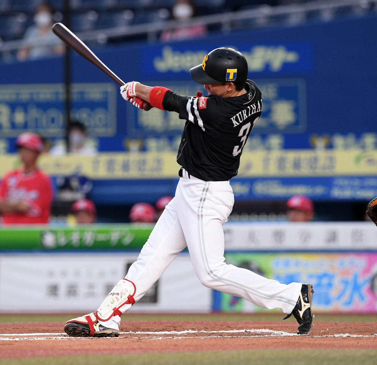 ロッテ対ソフトバンク　1回表ソフトバンク2死一、三塁、栗原は右前適時打を放つ（撮影・滝沢徹郎）