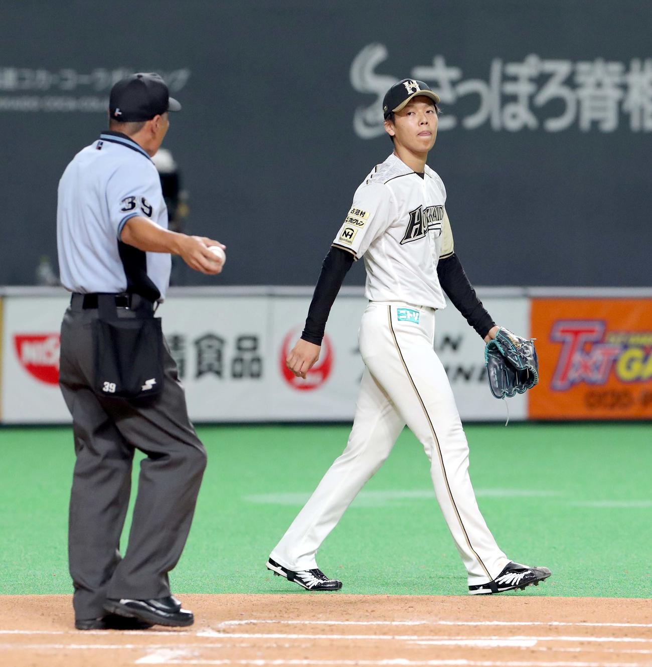 日本ハム対楽天　2回表楽天無死満塁、田中に先制となる右前適時打を打たれる日本ハム杉浦（撮影・佐藤翔太）