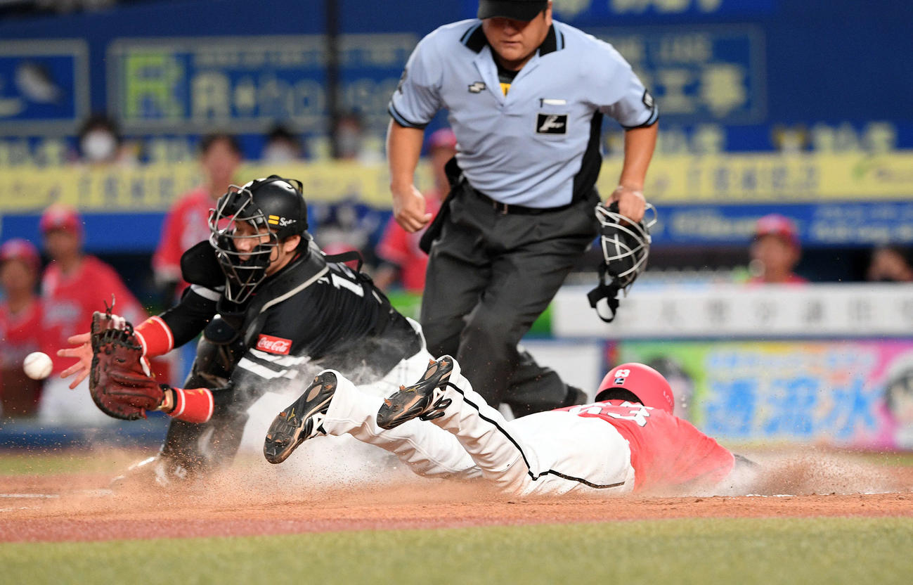 ロッテ対ソフトバンク　1回裏ロッテ無死一塁、中村奨の中前打から生還する和田。捕手高谷（撮影・滝沢徹郎）
