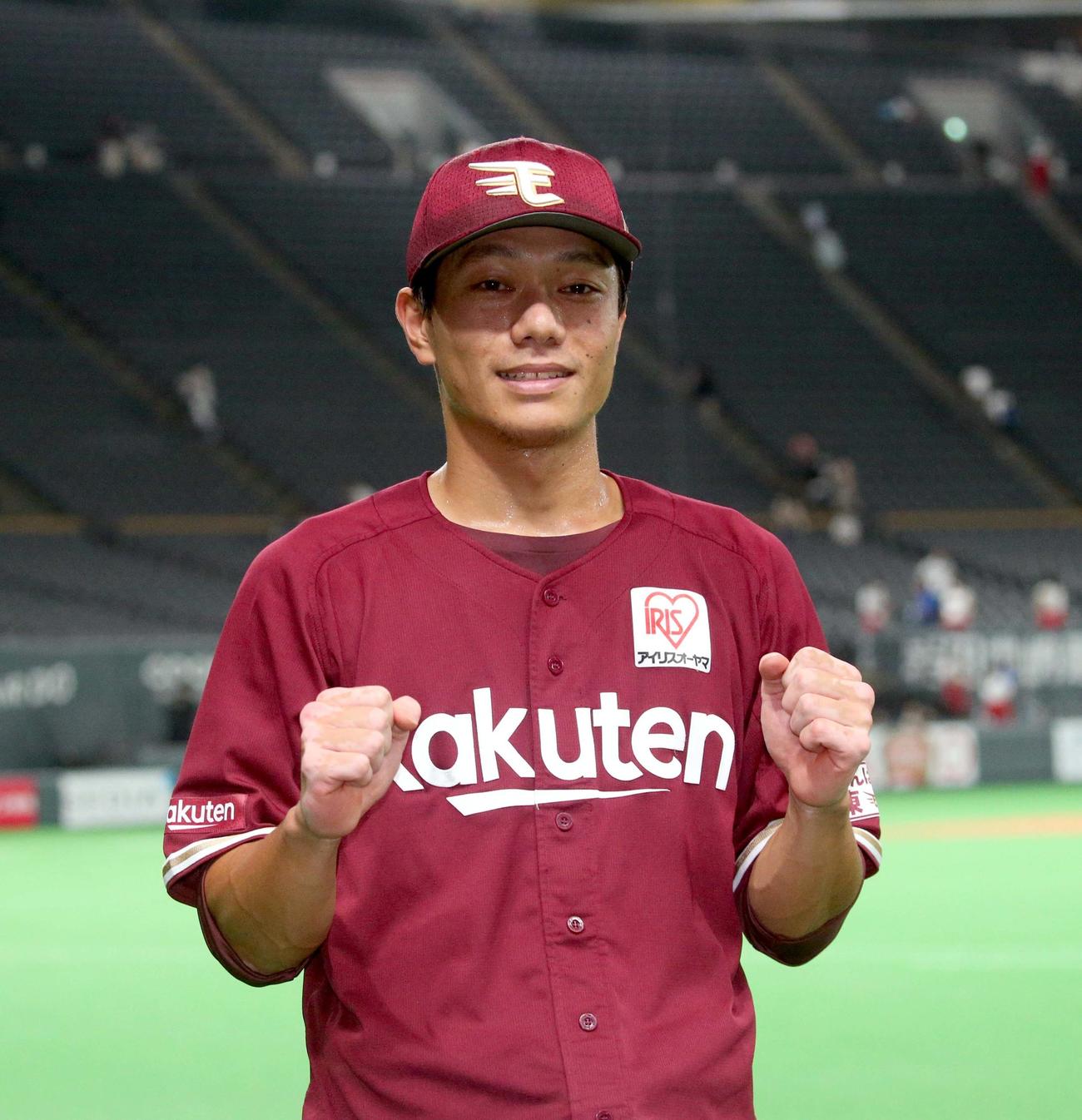 日本ハム対楽天　試合終了後、記念撮影に応じる楽天田中（撮影・佐藤翔太）