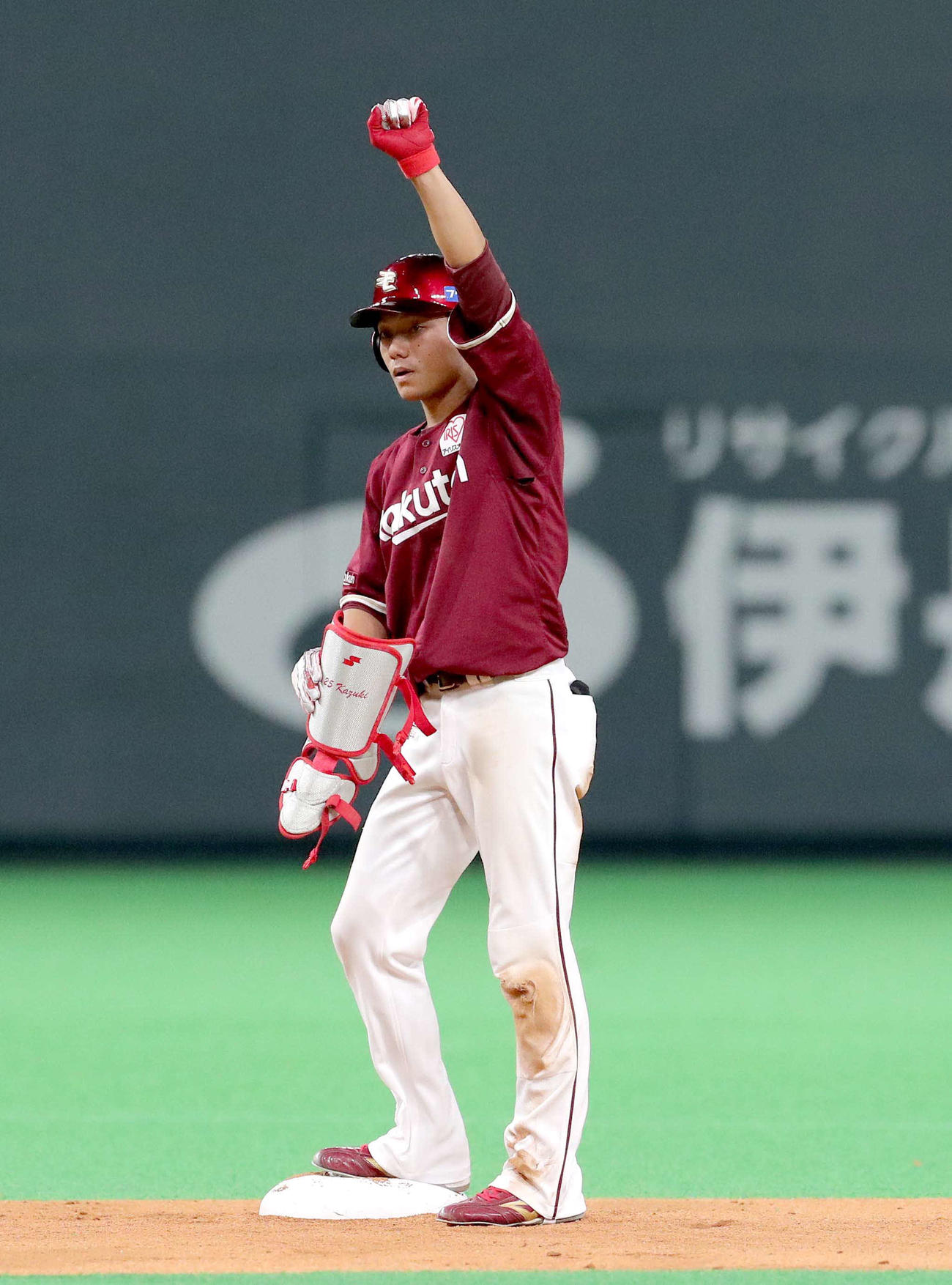 日本ハム対楽天　3回表楽天2死二塁、田中は適時二塁打を放ちガッツポーズ（撮影・佐藤翔太）
