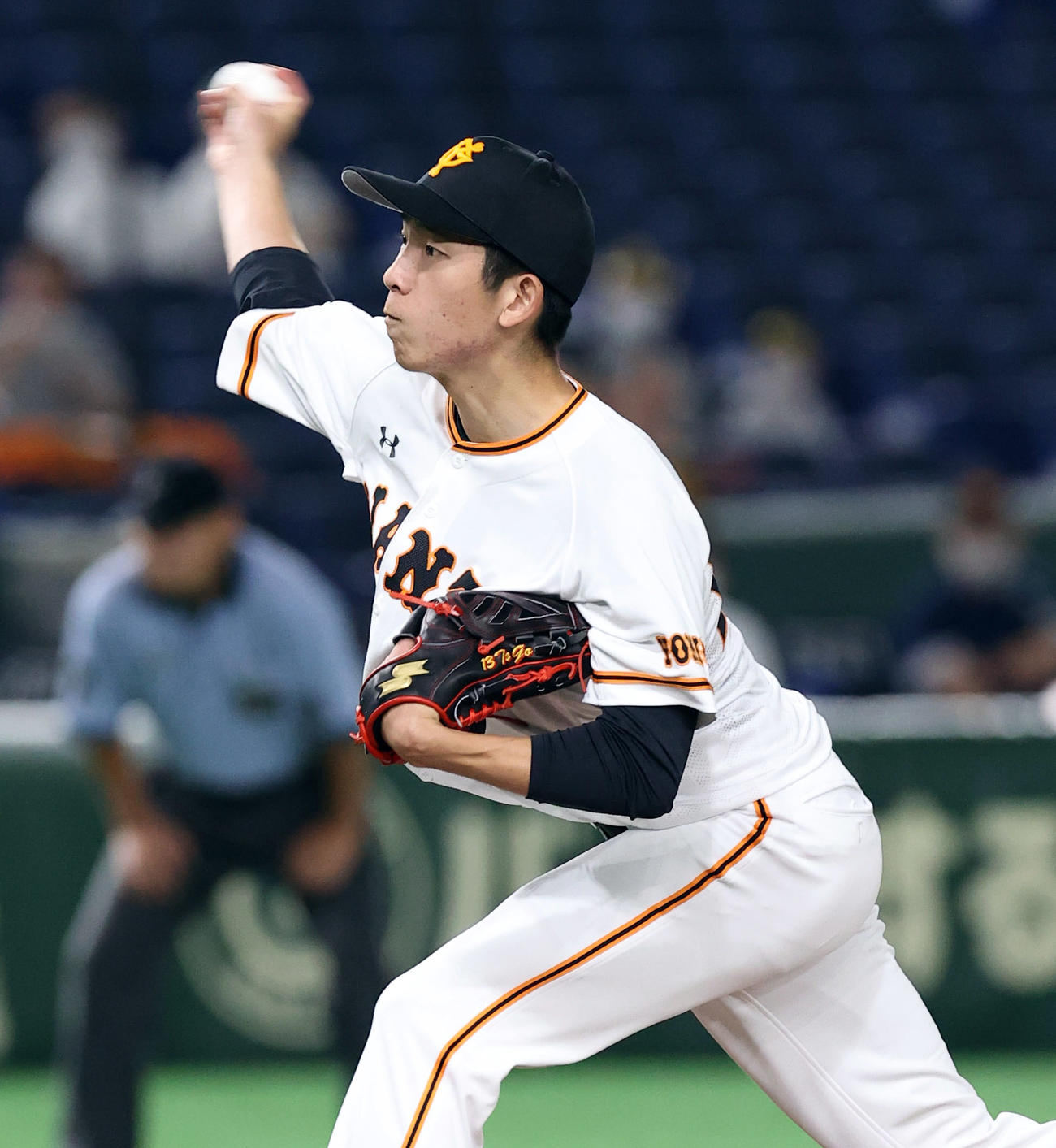 巨人対阪神　力投する巨人先発の戸郷（撮影・垰建太）