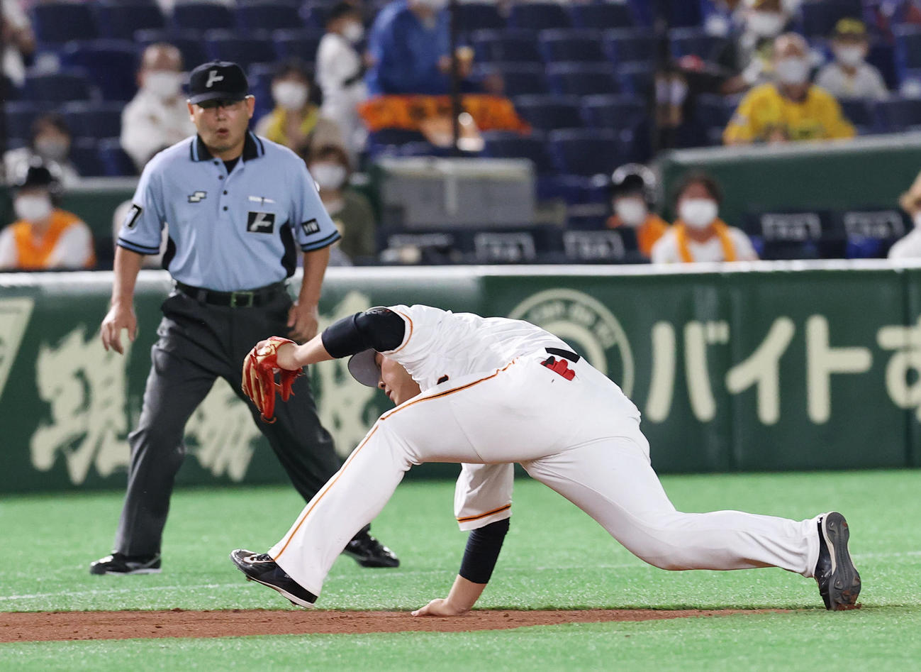 巨人対阪神　7回表阪神1死一、三塁、梅野隆太郎の鋭い打球を好捕し三ゴロとする岡本（撮影・垰建太）