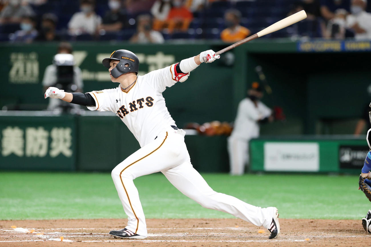 巨人対阪神　8回裏巨人1死一塁、坂本勇は中越え適時二塁打を放つ（撮影・加藤哉）