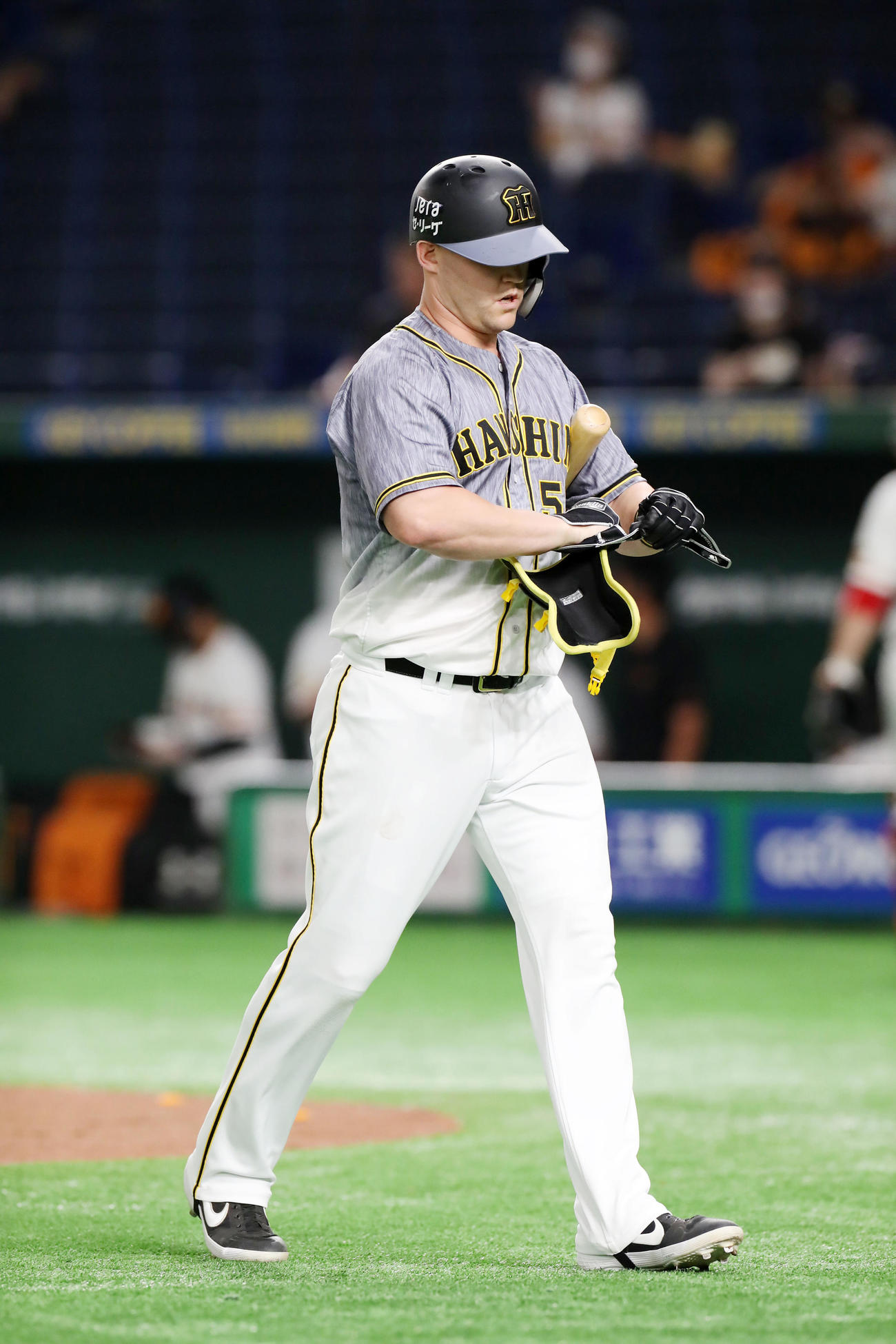 巨人対阪神　1回表阪神2死一塁、サンズは空振り三振（撮影・加藤哉）