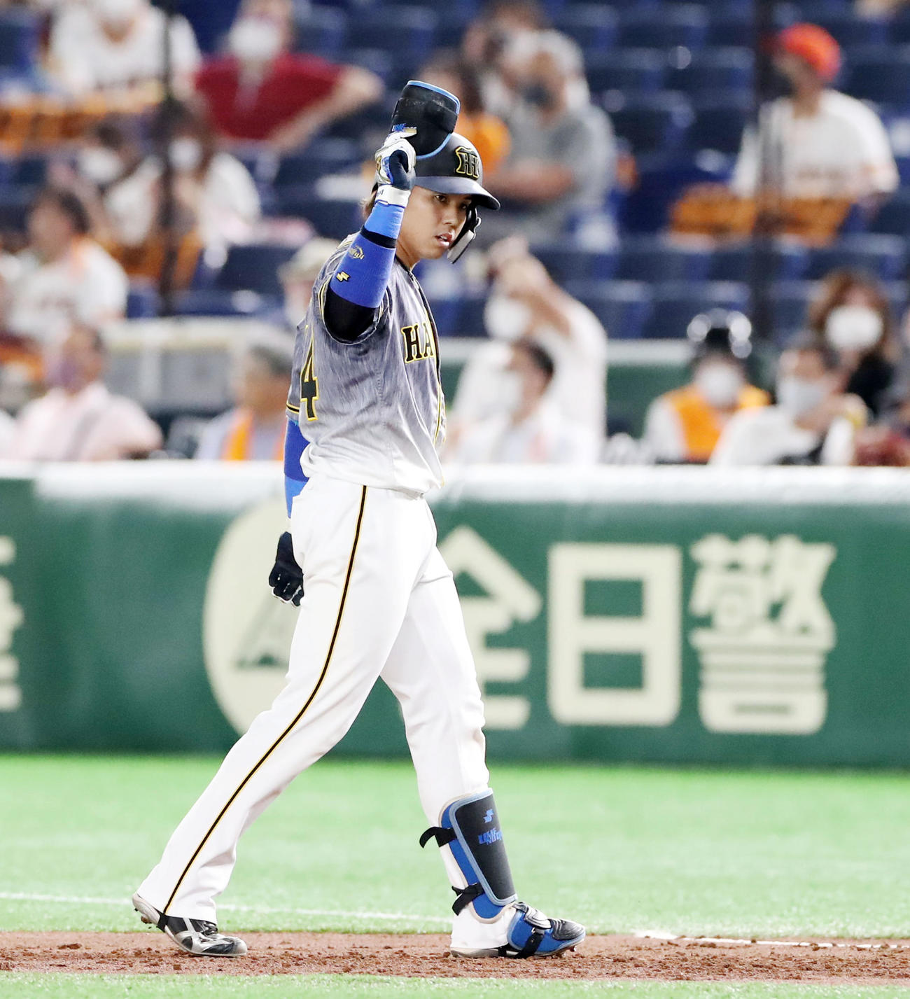 巨人対阪神　2回表阪神1死一塁、梅野は中前打を放つ（撮影・加藤哉）