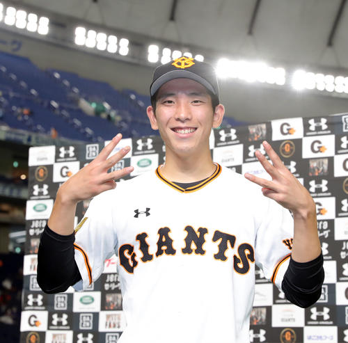 巨人対阪神　ヒーローインタビューを終え6勝目を挙げた巨人戸郷は指を6本立てて笑顔で写真に納まる（撮影・垰建太）