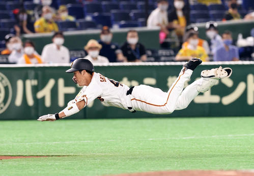 巨人対阪神　6回裏巨人無死、右翼に三塁打を放ち飛び込む重信（撮影・垰建太）