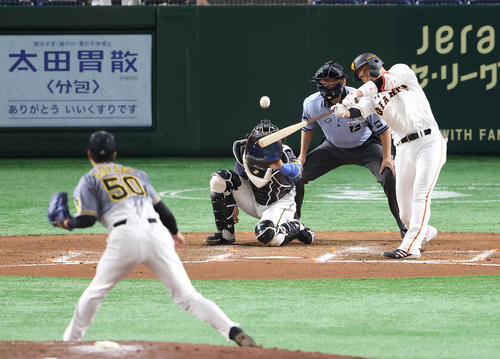 巨人対阪神　6回裏巨人無死三塁、先制の中犠飛を放つ坂本。投手青柳（撮影・河野匠）