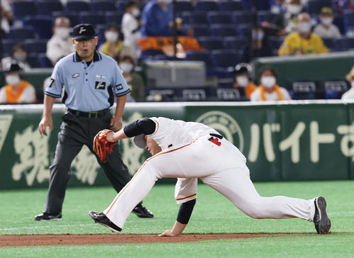 巨人対阪神　7回表阪神1死一、三塁、梅野隆太郎の鋭い打球を好捕し三ゴロとする岡本（撮影・垰建太）