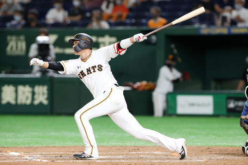 巨人対阪神　8回裏巨人1死一塁、坂本勇は中越え適時二塁打を放つ（撮影・加藤哉）