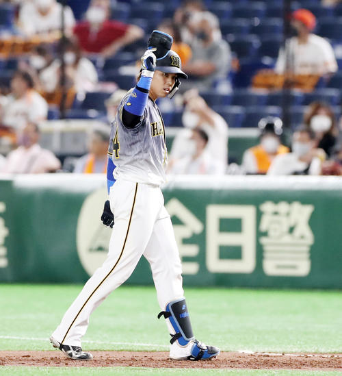 巨人対阪神　2回表阪神1死一塁、梅野は中前打を放つ（撮影・加藤哉）