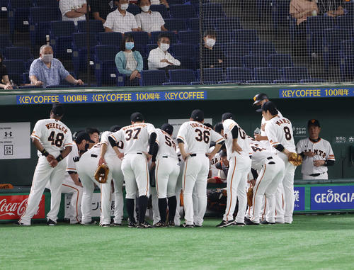 巨人対阪神　4回裏を前に円陣を組む巨人ナイン。右端は原監督（撮影・河野匠）