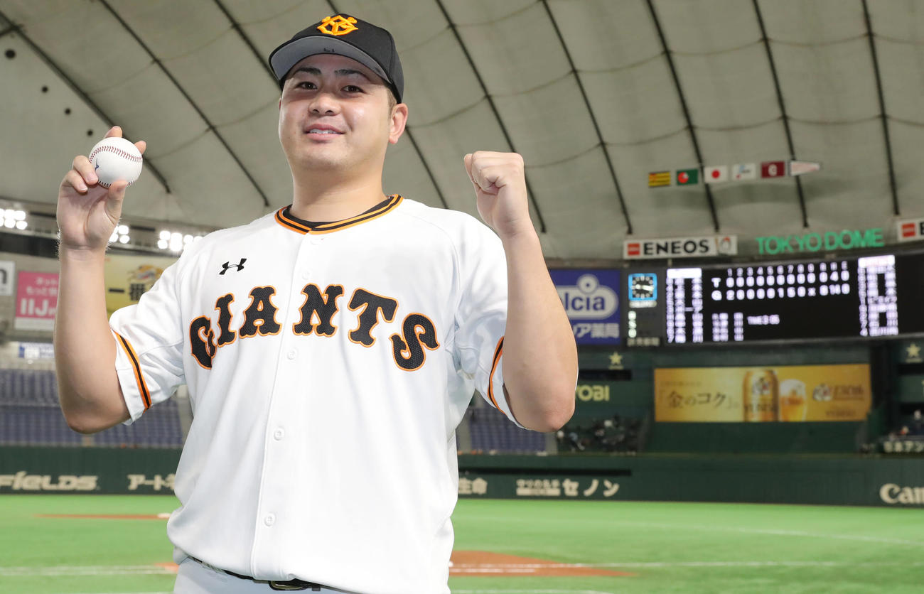 巨人対阪神　プロ入り初勝利を挙げた巨人田中豊は勝利球と笑顔で写真に納まる（撮影・垰建太）