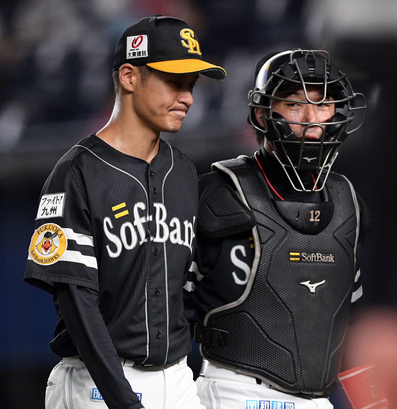 2回裏、同点に追いつかれたソフトバンク大竹（左）は高谷とベンチへ引き揚げる（撮影・滝沢徹郎）