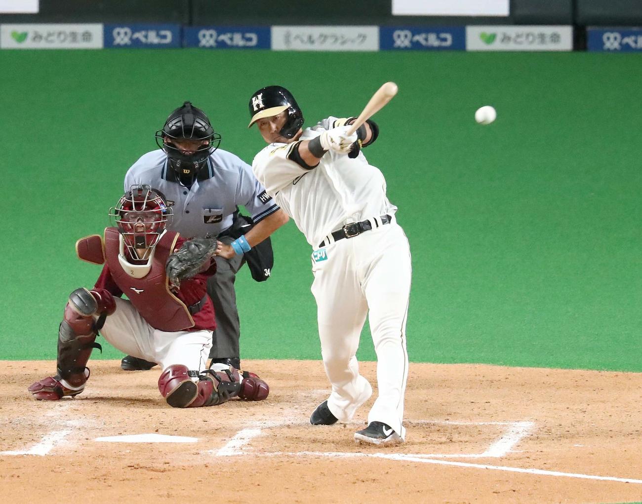 日本ハム対楽天　8回裏日本ハム1死一塁、左前打を放つ中田（撮影・黒川智章）