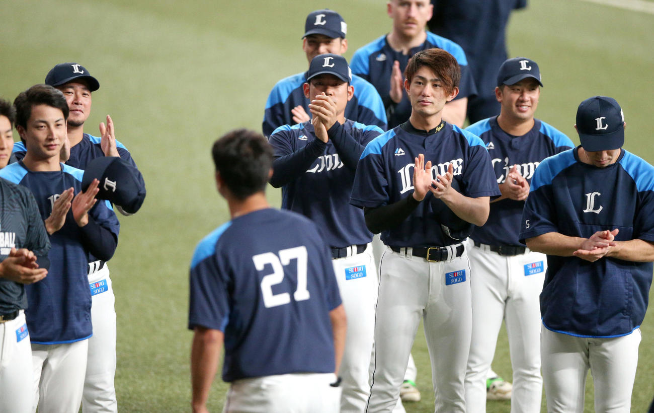 1軍合流の西武・内海（手前）は試合前ナインから拍手をおくられる（撮影・上山淳一）