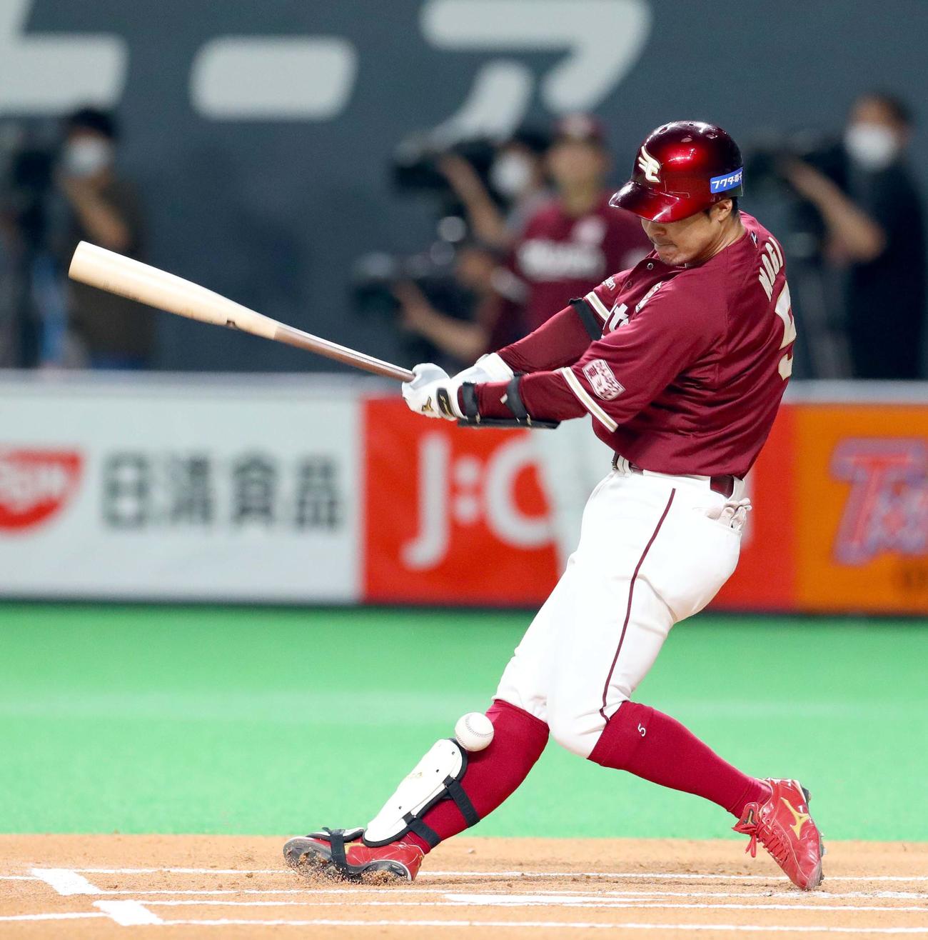 日本ハム対楽天　1回表楽天1死一塁、茂木は右足に自打球を受ける（撮影・佐藤翔太）