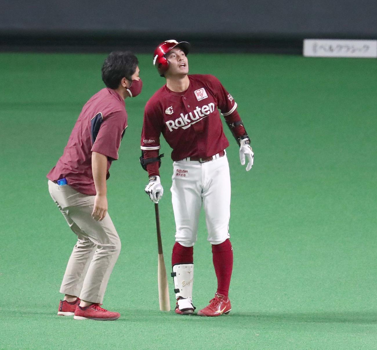日本ハム対楽天　1回表楽天1死一塁、自打球を右足に当て痛がる茂木（撮影・黒川智章）