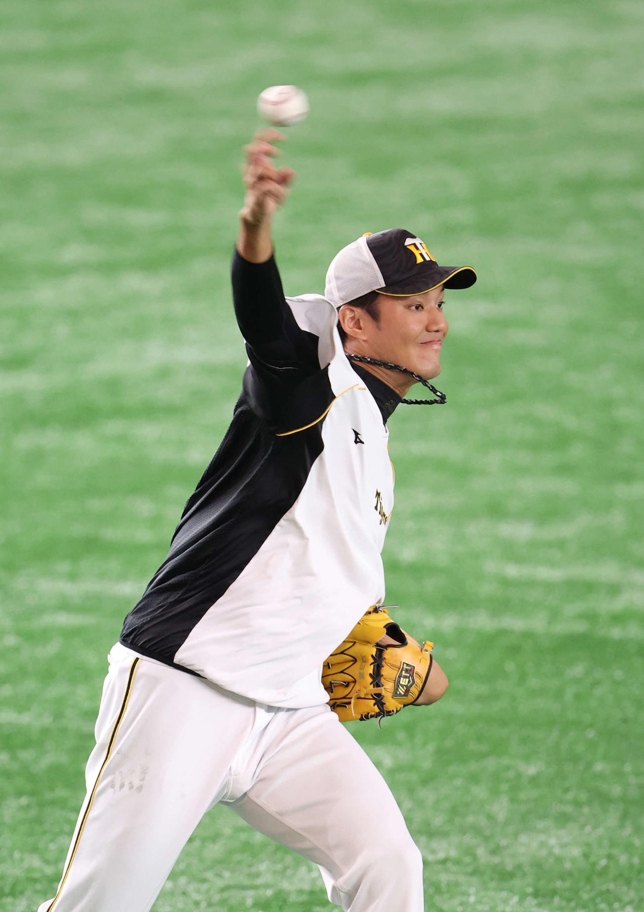 巨人対阪神　試合前練習でキャッチボールする阪神藤浪（撮影・河野匠）