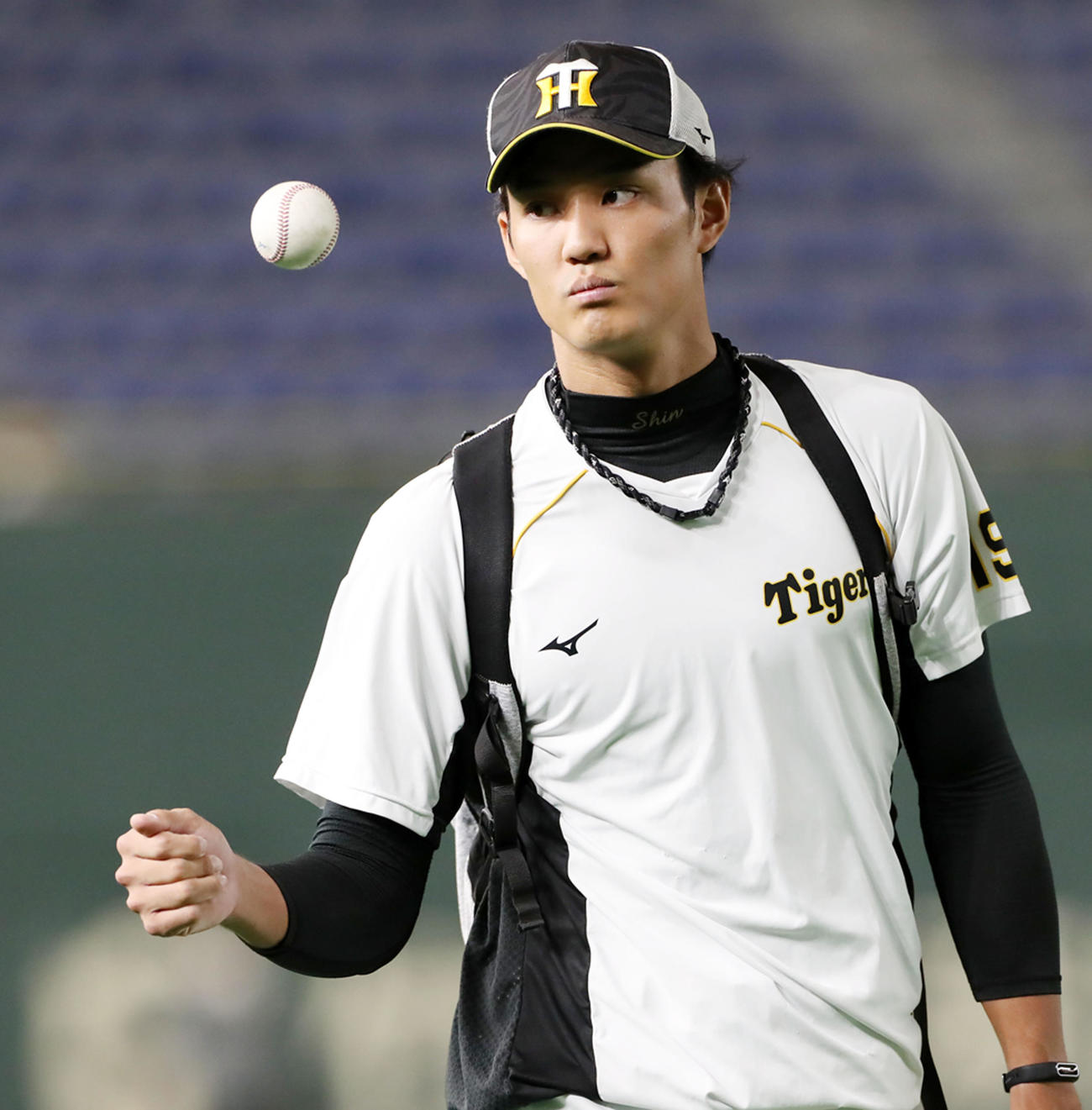 巨人対阪神　手でボールを弾きながらベンチへ引き揚げる藤浪（撮影・加藤哉）