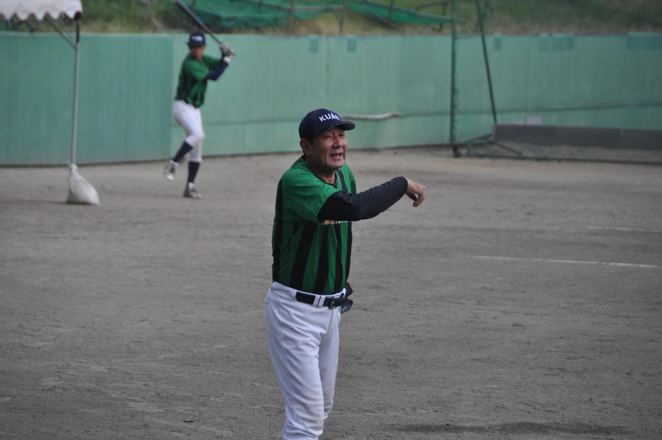 京都先端科学大対立命大　京都先端科学大・中島監督は球審に選手交代を告げる