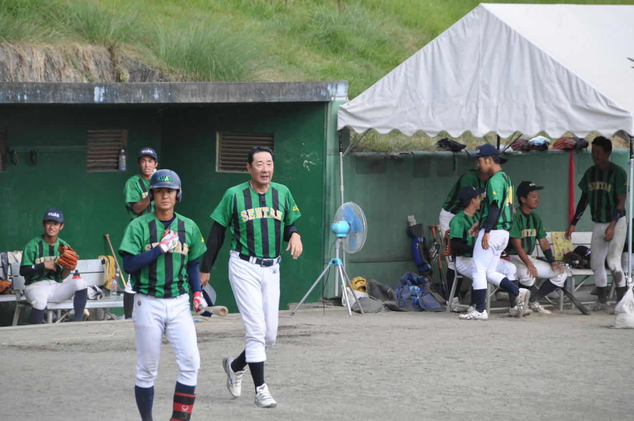 京都先端科学大対立命大　京都先端科学大の中島監督は球審に選手交代を告げる