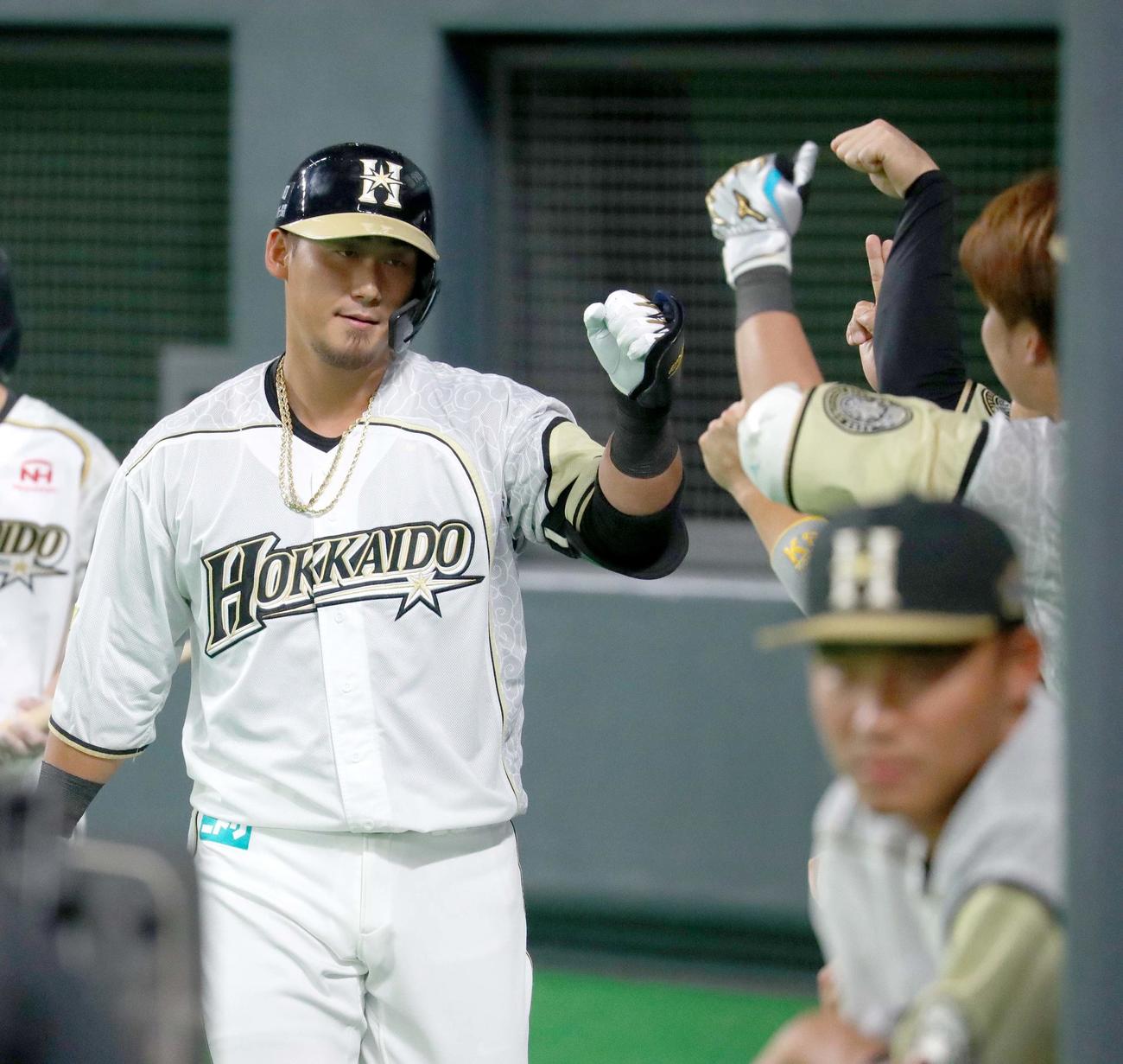 日本ハム対楽天　4回裏日本ハム1死、中田は左越え本塁打を放ちチームメートに出迎えられる（撮影・佐藤翔太）