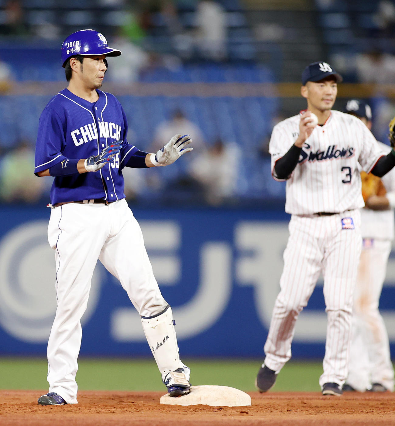 ヤクルト対中日　3回表中日1死三塁、適時二塁打を放つ福田（撮影・狩俣裕三）