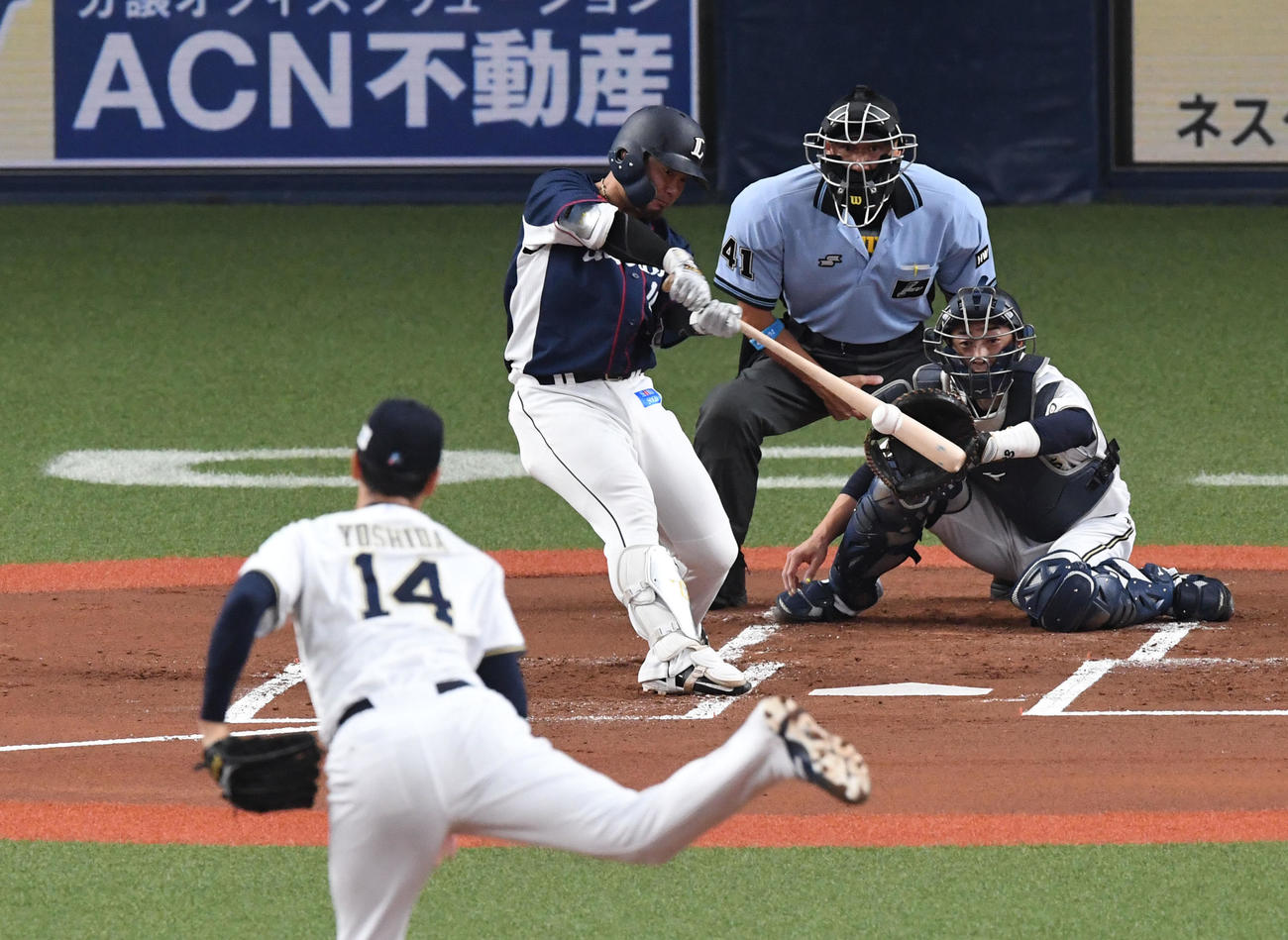 オリックス対西武　1回表西武1死二塁、森は先制の右前適時打を放つ。投手吉田一（撮影・前岡正明）
