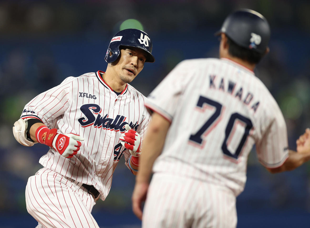 ヤクルト対中日　4回裏ヤクルト2死一塁、2点本塁打を放ち、河田コーチ（右）とエアタッチを交わす坂口（撮影・狩俣裕三）