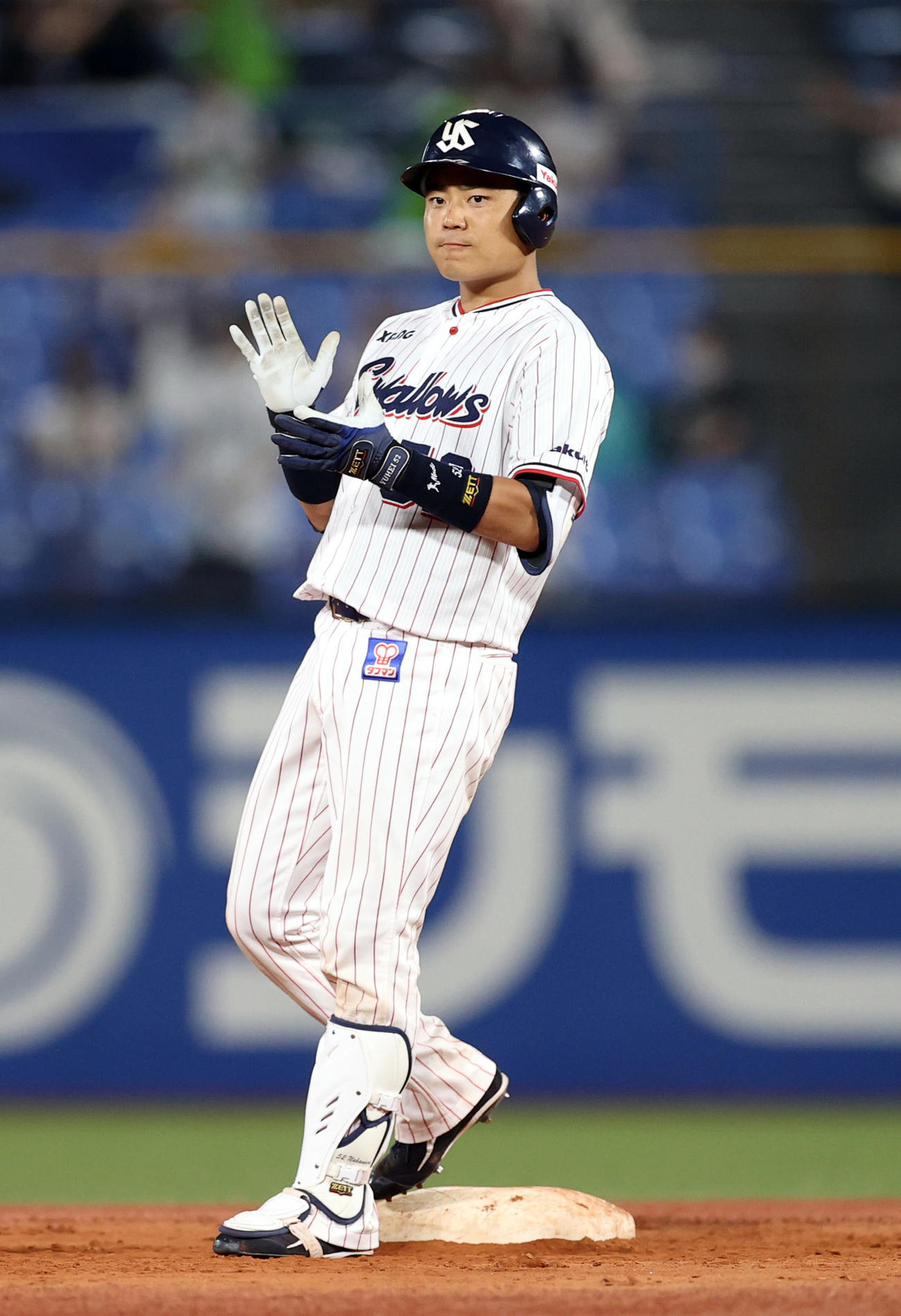 ヤクルト対中日　5回裏ヤクルト1死一、二塁、適時二塁打を放ち、塁上で手をたたく中村（撮影・狩俣裕三）