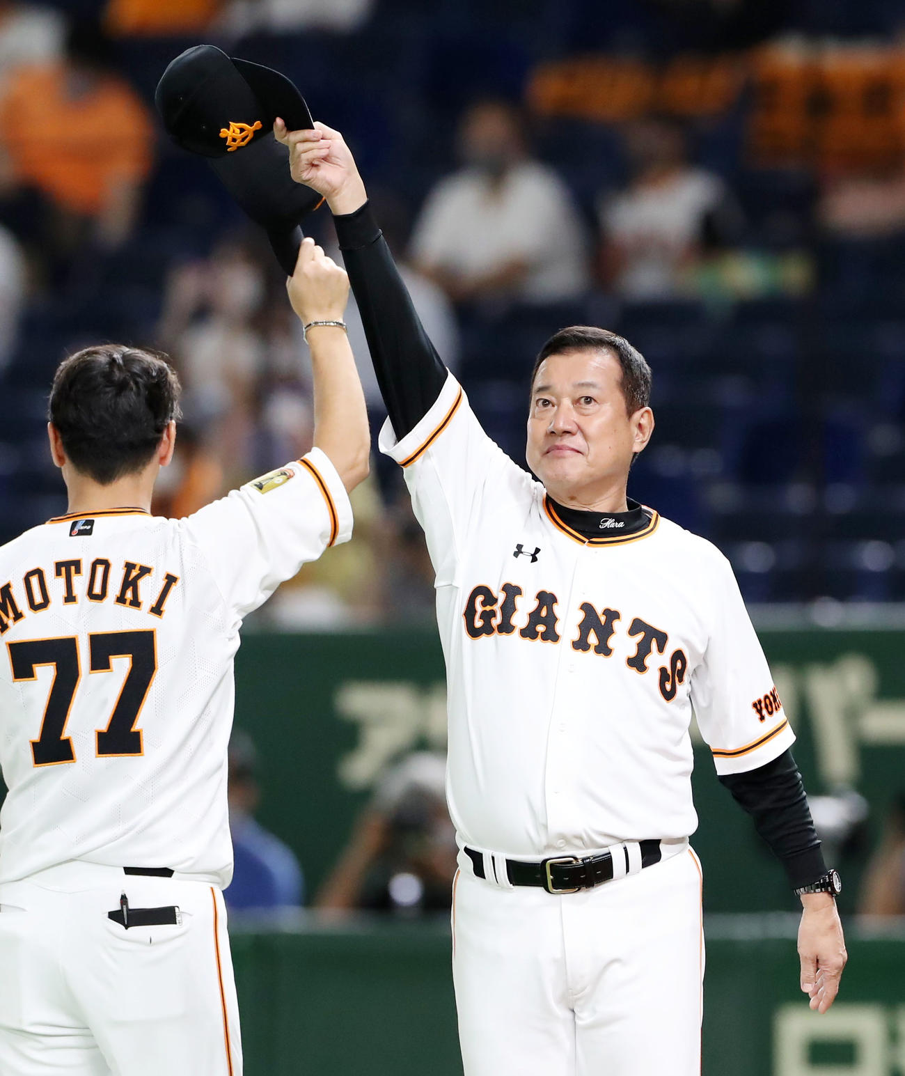 巨人対阪神　阪神に3連勝しスタンドへあいさつする原監督（撮影・加藤哉）