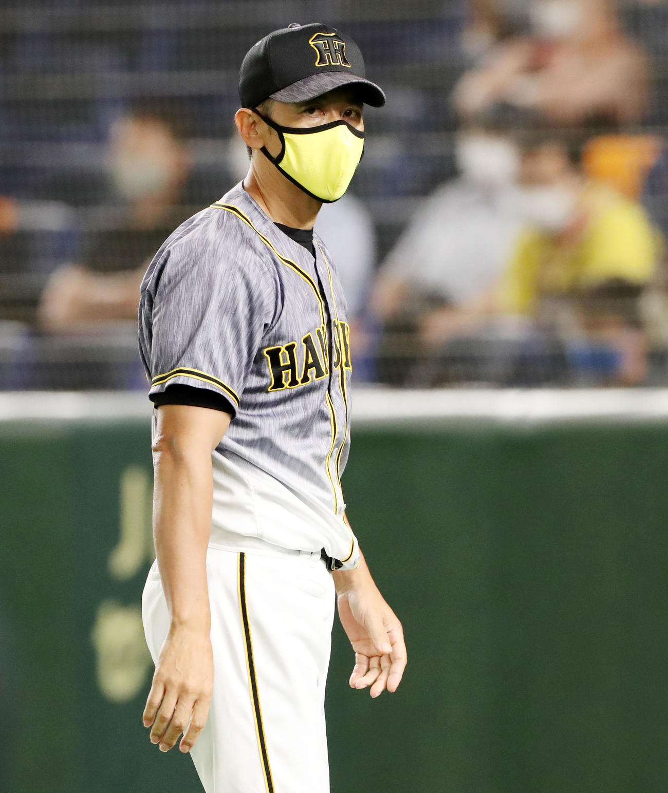 巨人対阪神　8回裏、阪神矢野監督は投手交代を告げベンチへ戻る（撮影・加藤哉）