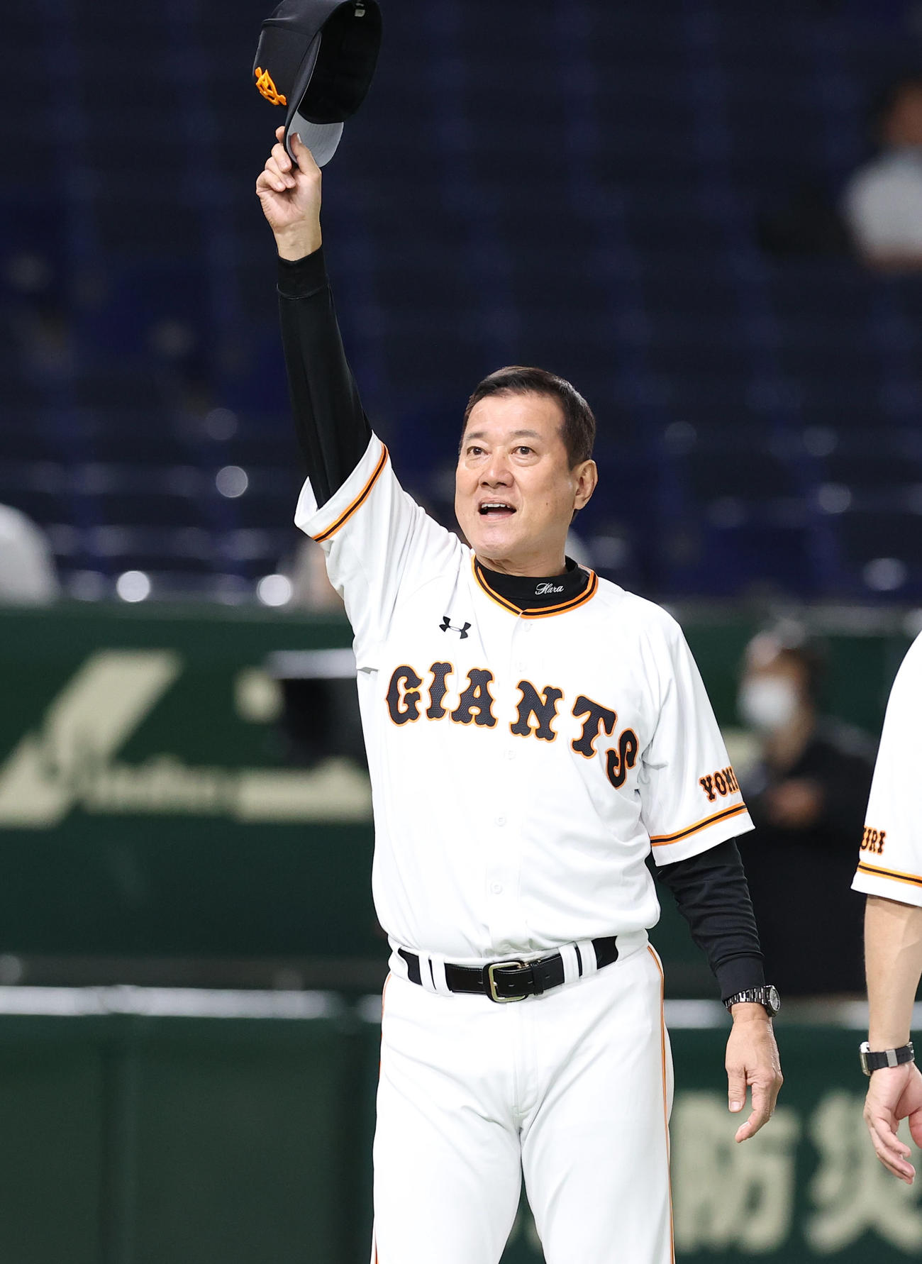 巨人対阪神　阪神に3連勝しスタンドに手を振る巨人原監督（撮影・垰建太）