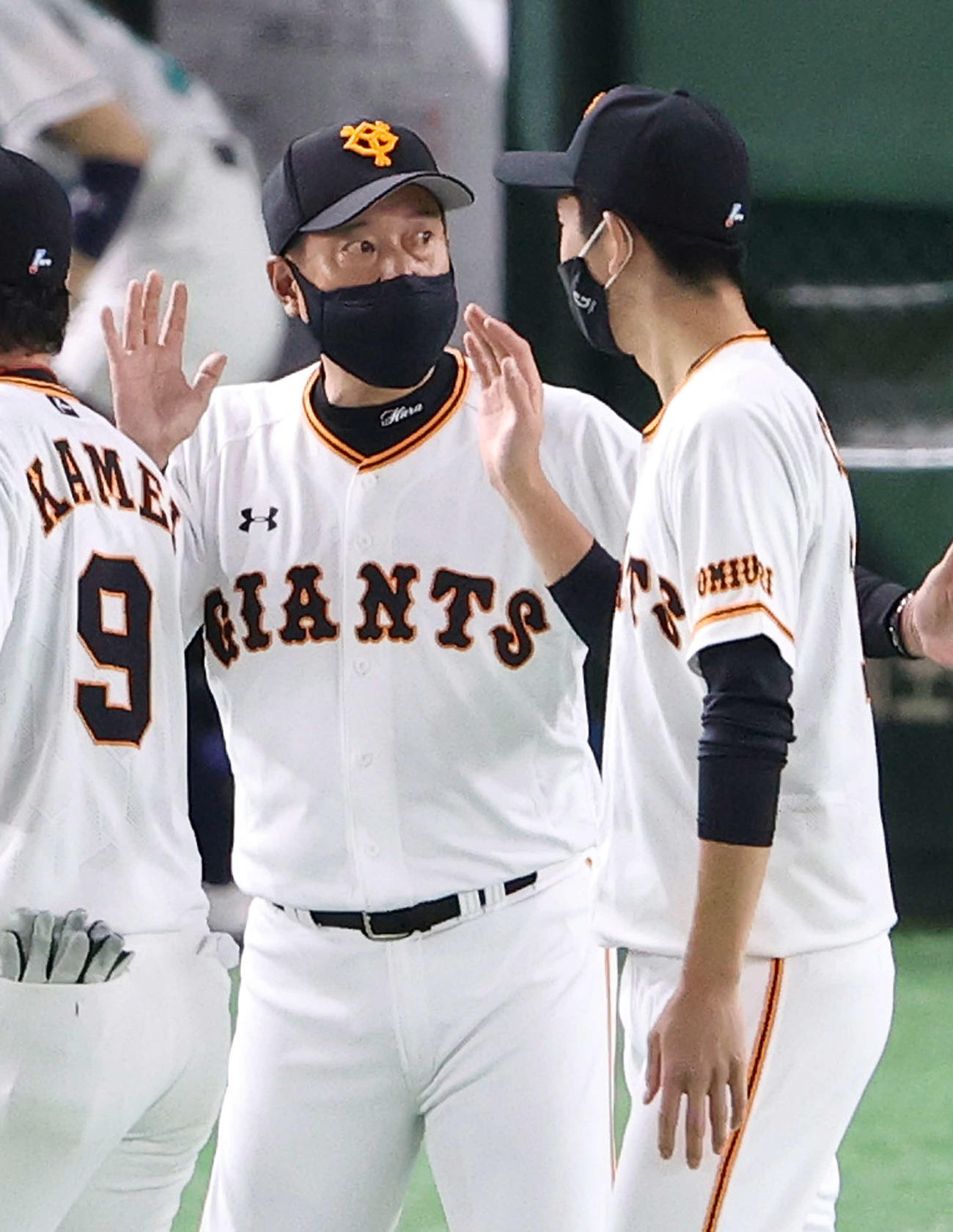 巨人対阪神　阪神を下し、勝利投手の戸郷（右）とエアタッチの原監督（撮影・河野匠）