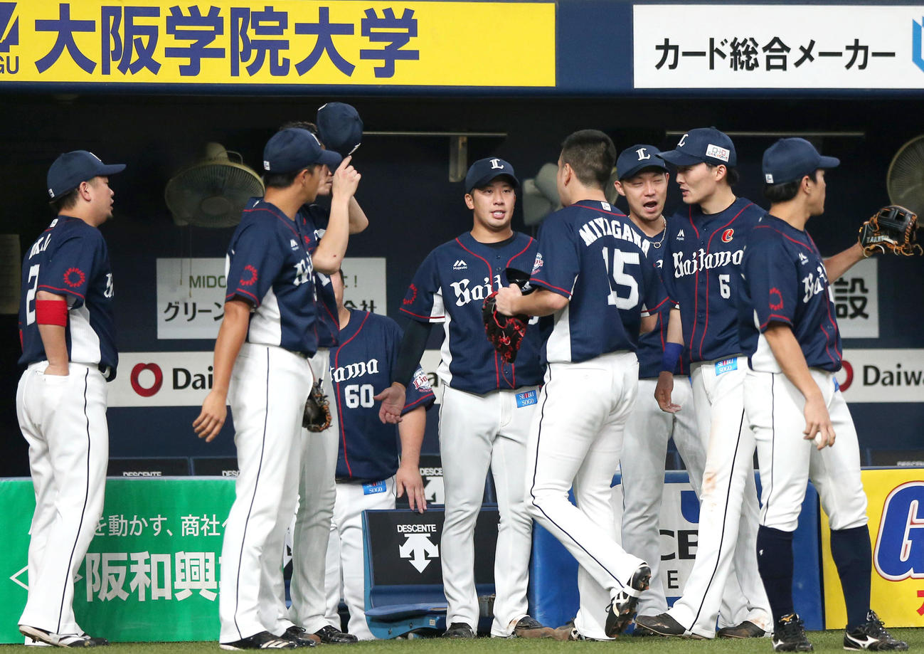 オリックス対西武　6回無死満塁から登板の宮川（手前）は3者凡退に仕留めベンチ前でナインの祝福を受ける（撮影・上山淳一）