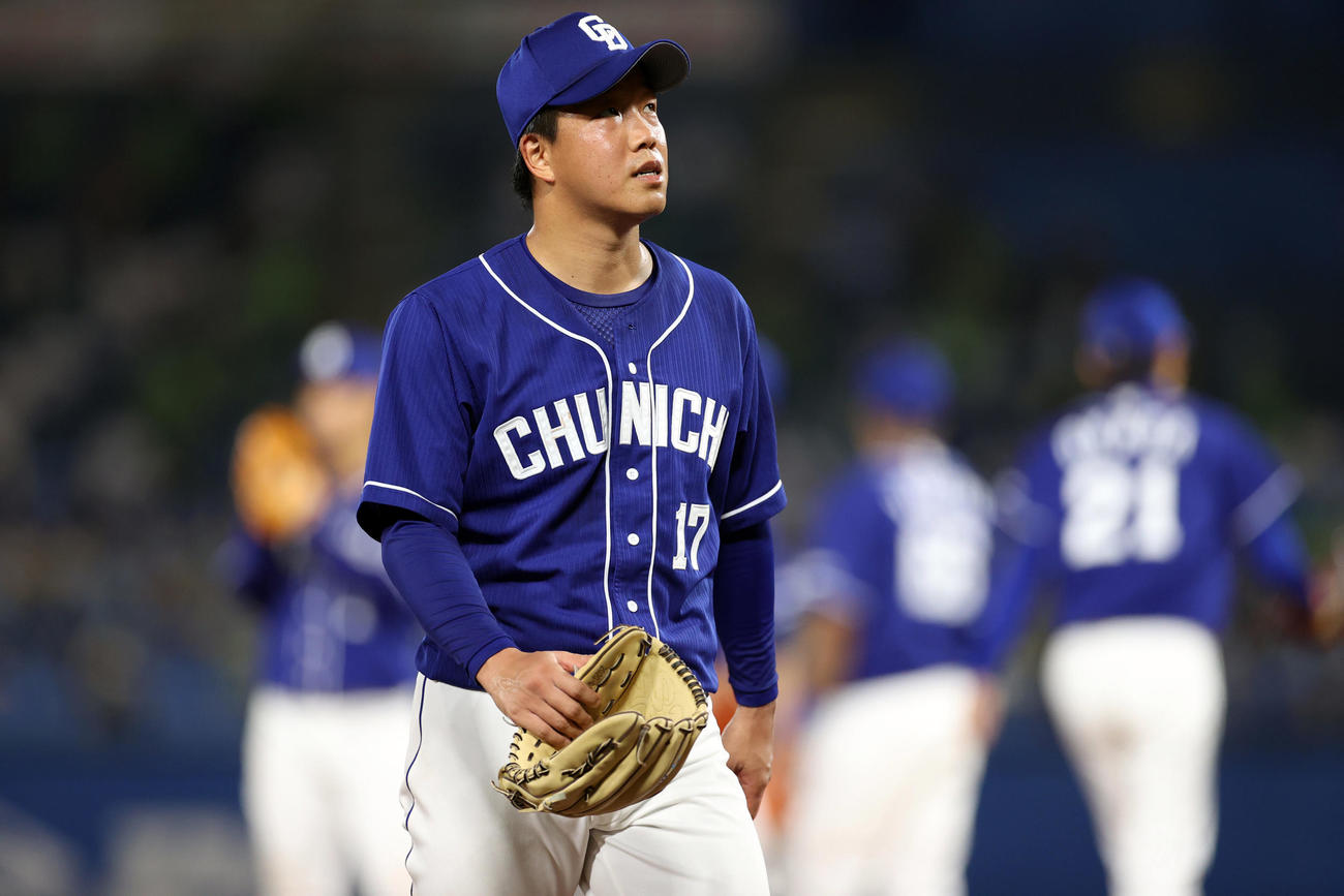 ヤクルト対中日　5回裏途中、降板する柳（撮影・狩俣裕三）