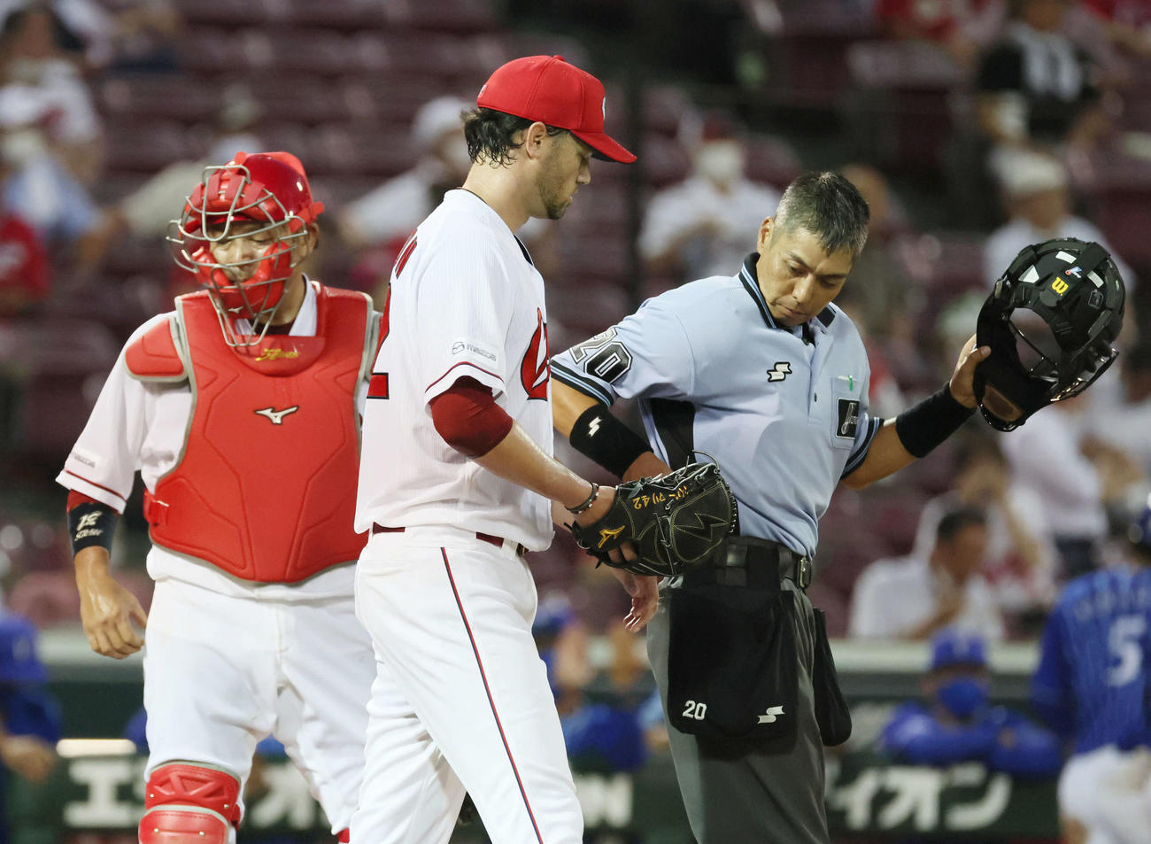 柴田に左犠飛を打たれたK・ジョンソン。左は石原慶（撮影・加藤孝規）