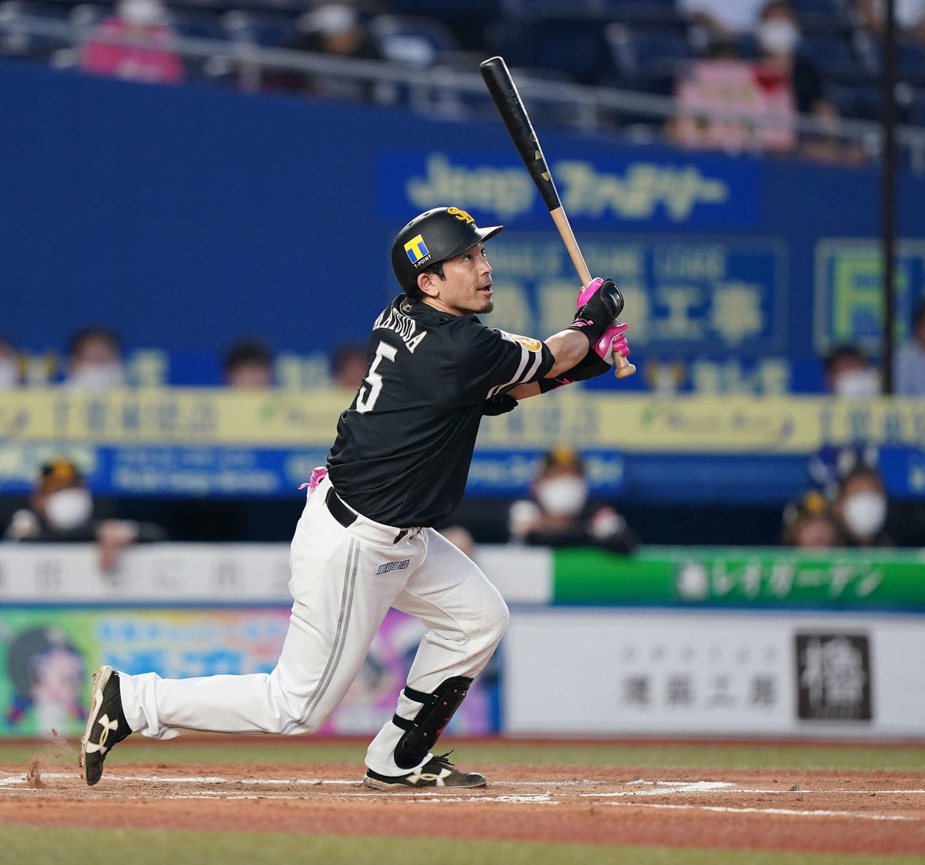ロッテ対ソフトバンク　2回表ソフトバンク1死、先制の右越えソロ本塁打を放つ松田宣（撮影・鈴木みどり）