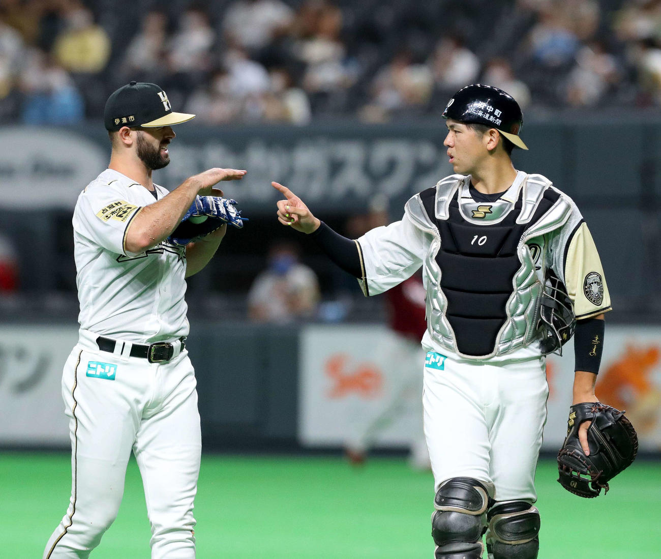 日本ハム対楽天　5回表楽天2死、辰己の打球を好捕するも日本ハム清水（右）に右手を心配されるマルティネス（撮影・佐藤翔太）