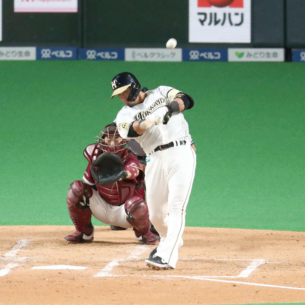 日本ハム対楽天　4回裏日本ハム1死、左越え本塁打を放つ中田（撮影・黒川智章）