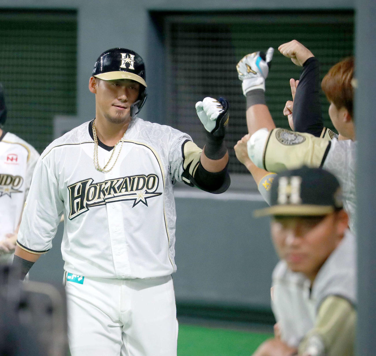 日本ハム対楽天　4回裏日本ハム1死、中田は左越え本塁打を放ちチームメートに出迎えられる（撮影・佐藤翔太）