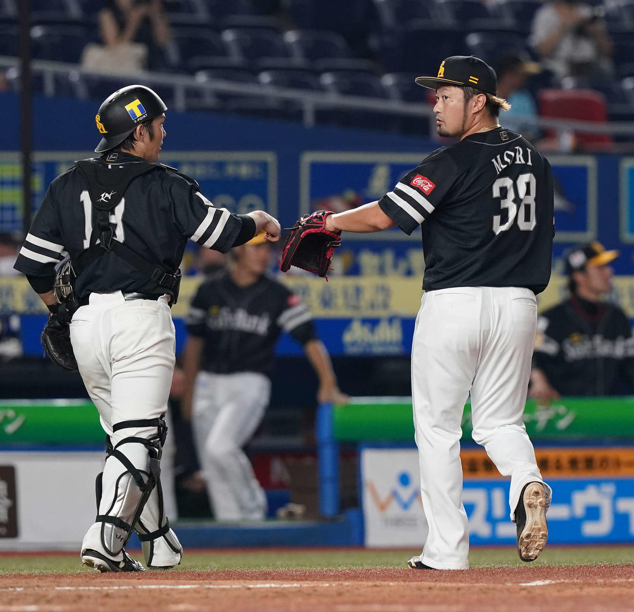 ロッテ対ソフトバンク　9回裏を無失点に抑え、甲斐（左）とタッチを交わす森（撮影・鈴木みどり）
