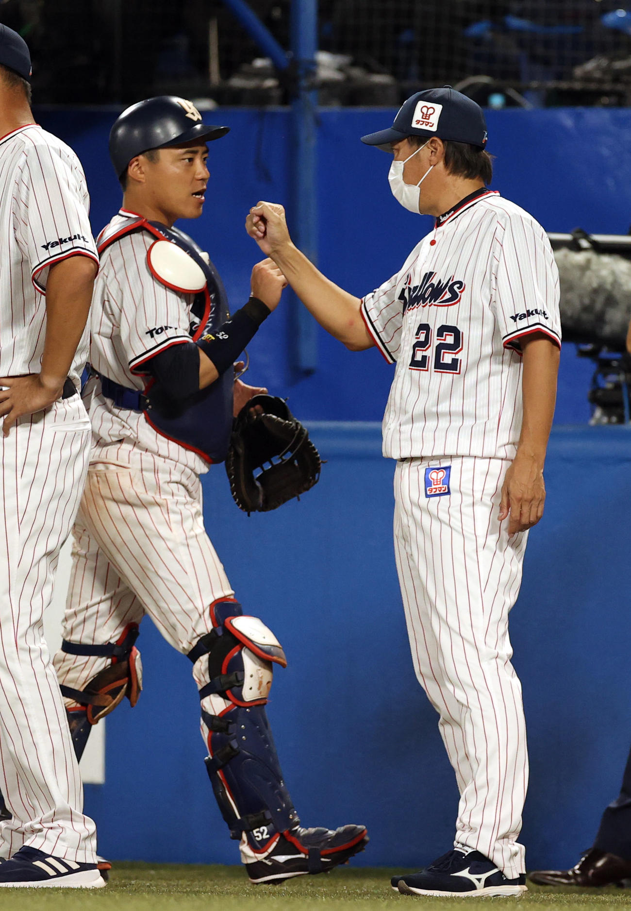 ヤクルト対中日　試合後、高津監督（右）とタッチを交わす中村（撮影・狩俣裕三）