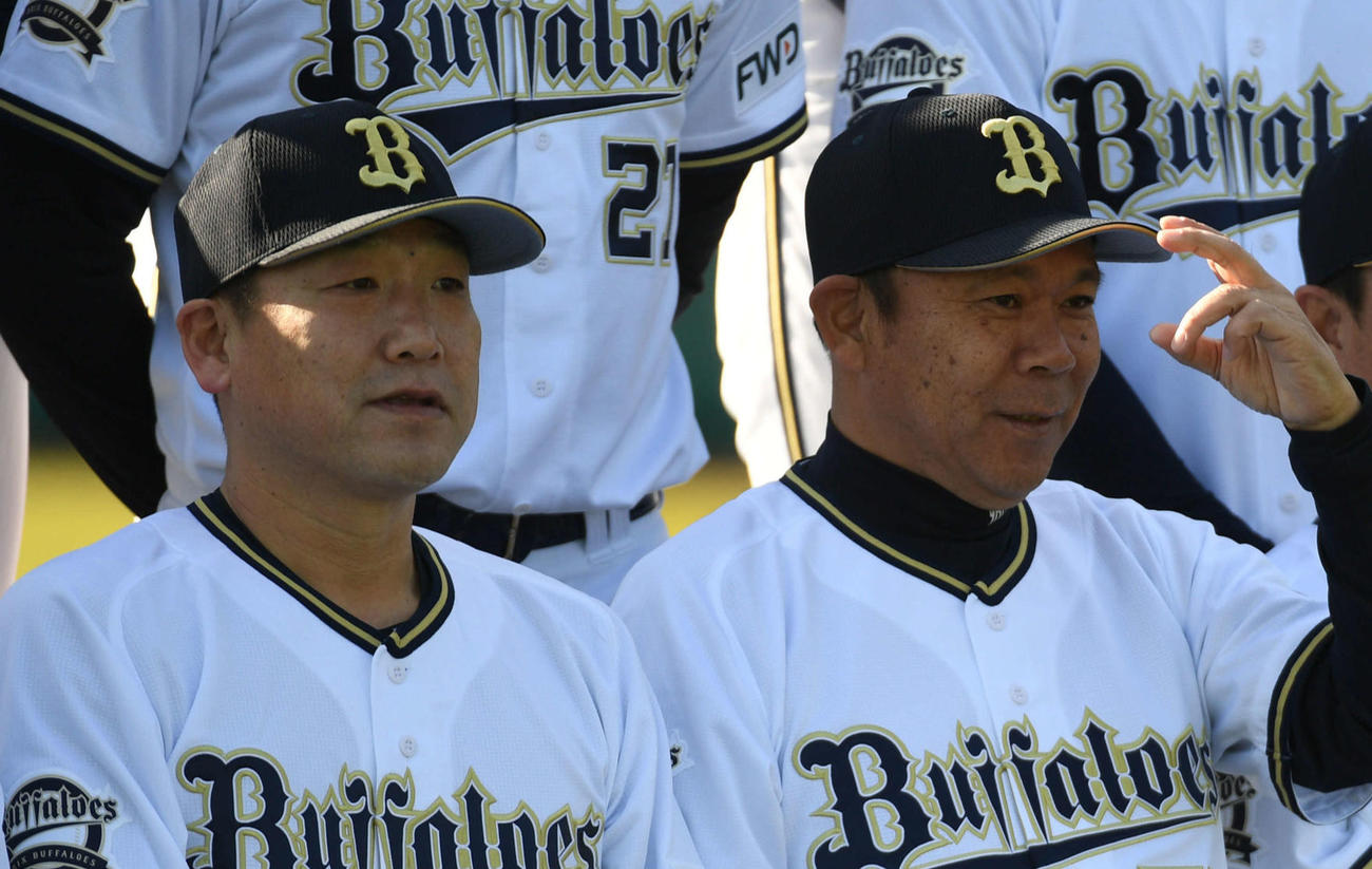 中嶋聡2軍監督（左）と西村徳文監督（2019年2月1日撮影）