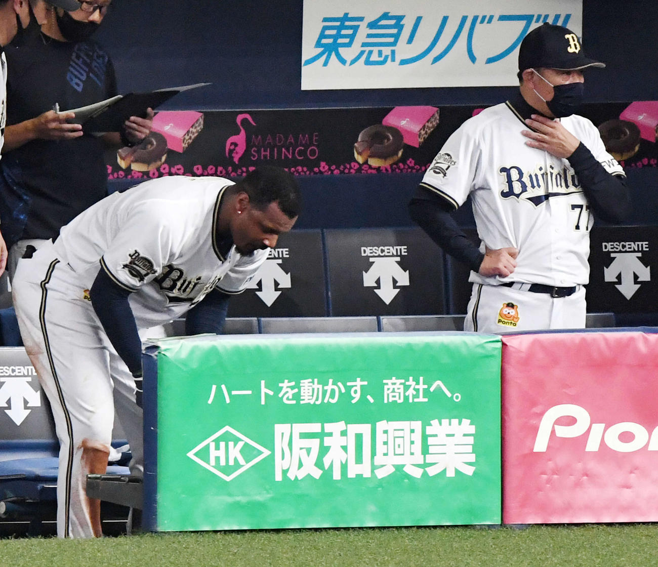 オリックス対西武　6回裏オリックス無死満塁、ジョーンズ（左）が空振りの三振に倒れ厳しい表情を見せる西村監督（撮影・前岡正明）