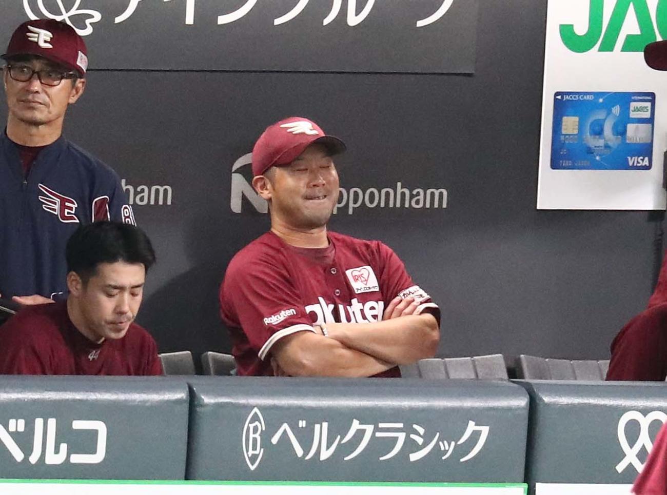 日本ハム対楽天　ベンチで渋い表情の楽天三木監督（撮影・黒川智章）