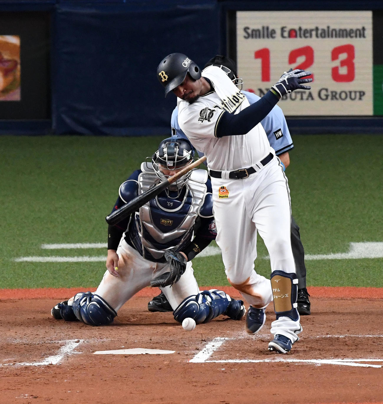 オリックス対西武　6回裏オリックス無死満塁、ジョーンズは空振りの三振に倒れる（撮影・前岡正明）