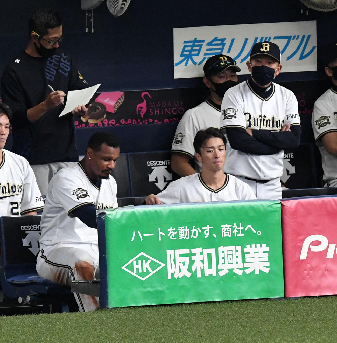 オリックス対西武　9回裏オリックス1死一、二塁、ジョーンズ（前列左）が空振りの三振に倒れ厳しい表情を見せる西村監督（同右）（撮影・前岡正明）